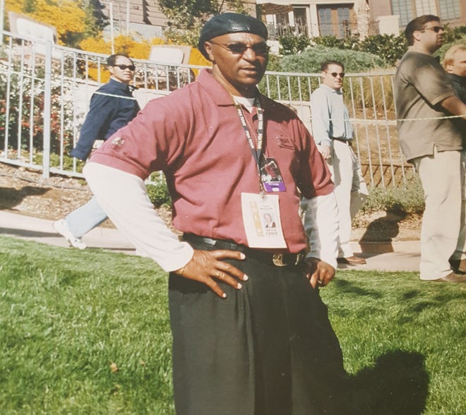 Pete McDaniel trabaja en el PGA Tour en 2002.