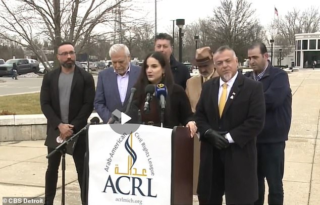 Los comentarios provocaron una rápida respuesta de la comunidad mayoritariamente árabe de Dearborn, incluidos miembros de la Liga Árabe-Americana de Derechos Civiles, que celebró una conferencia el lunes para criticar el artículo de Stalinsky y pedir a los funcionarios que aumentaran la presencia policial en algunos sitios.