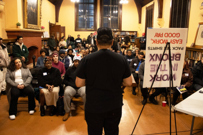 Josue Cáceres, fundador y CEO de BX Writers, se dirige a los asistentes. Cáceres es un poeta publicado y creativo.