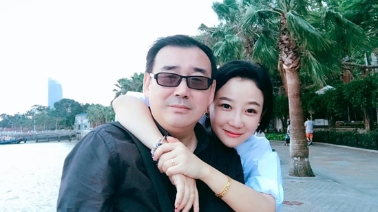 Esta fotografía de archivo sin fecha publicada por Chongqi Feng muestra a Yang Hengjun y su esposa Yuan Xiaolian (AP)