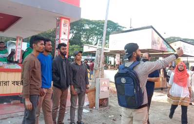La gente visita a Amar Ekushey Boi Mela en las instalaciones de la Academia Bangla en Dhaka el domingo 4 de febrero de 2024. Foto de : Dhaka Tribune