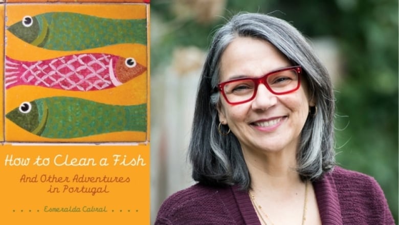 A la izquierda hay cabezas anaranjadas de dos peces verdes y un pez rojo sobre una gasa de color amarillo anaranjado. El título del libro y el nombre del autor están superpuestos en texto blanco, granate y verde. A la derecha hay una foto de la cabeza de un escritor con cabello negro y gris y un corte de pelo corto. Lleva gafas con montura roja y una camisa granate y sonríe a la cámara.
