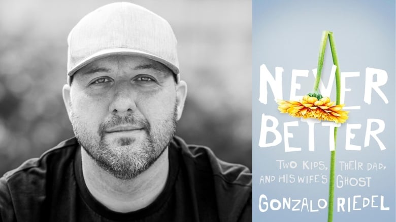 Retrato en blanco y negro de un autor con gorra de béisbol, portada de libro con título escrito en blanco sobre fondo azul, imagen compuesta con flores marchitas en la parte superior.