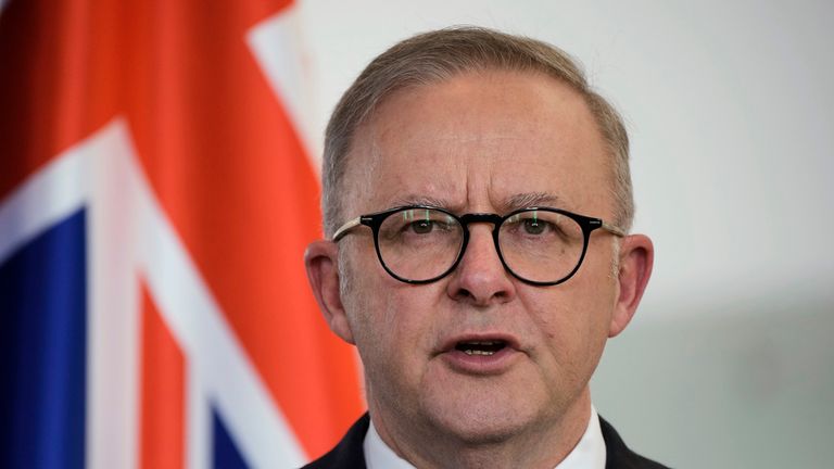 ARCHIVO - El primer ministro australiano, Anthony Albanese, informa a los medios durante una conferencia de prensa conjunta con el canciller alemán Olaf Scholz después de reunirse en la Cámara del Canciller el 10 de julio de 2023 en Berlín, Alemania.  Se protestará por la pérdida de transparencia de China... Un bloguero australiano encarcelado sobre la democracia recibe un trato mientras se reúne con el presidente Xi Jinping en Beijing durante una visita de estado centrada en el comercio.  (Foto AP/Marcus Schreiber, archivo)