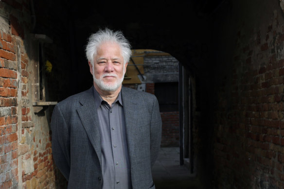 No está claro qué parte del material de los poemas de Michael Ondaatje no es ficticio.
