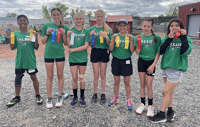 De izquierda a derecha: Los estudiantes de la escuela secundaria del condado de Churchill, Michael Dowd, Kinley Dinnein, Ashlyn Johnson, Gianna Salisbury, Riley Hammond, Laurel Beach y Jasmine Guzman, muestran sus cintas.
