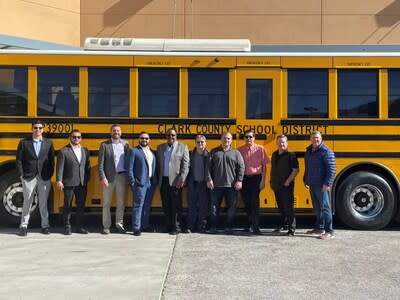 El Distrito Escolar del Condado de Clark (Nevada) recibió su primer BEAST Tipo D totalmente eléctrico en enero de 2023 de manos del Gerente de Transporte de GreenPower, Mike Macias, el Presidente Brendan Riley, el Vicepresidente Michael Perez y el Gerente de Servicios John Duncan.