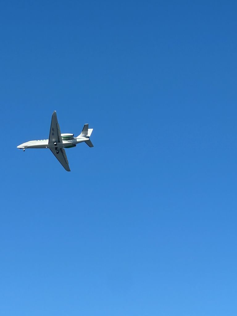 Un jet privado volando en el cielo