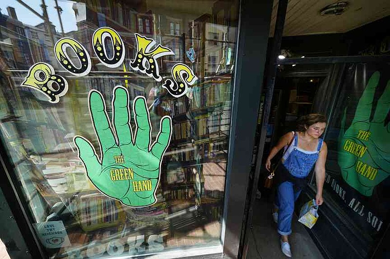El cliente sale de la tienda Green Hand el jueves.