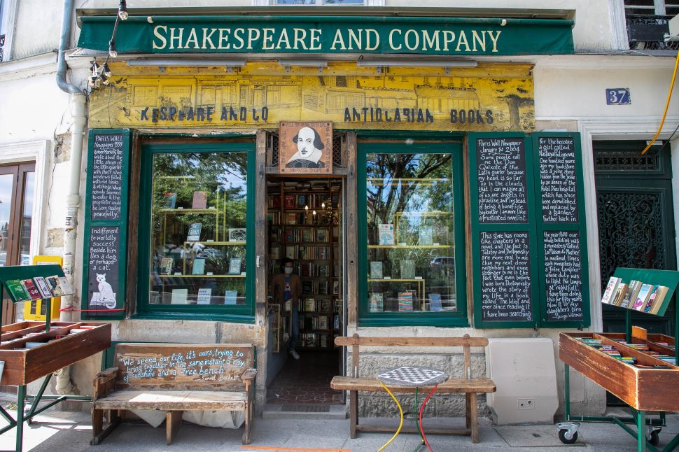Shakespeare y la fachada de la librería de la compañía.