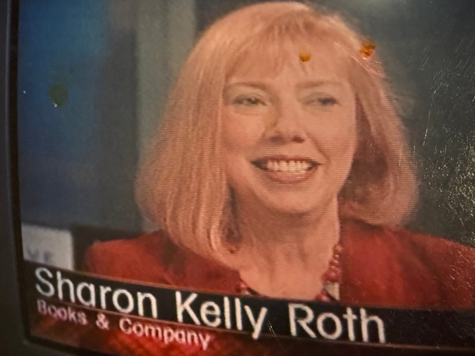 Sharon Kelly Roth fue una cara de libros durante 35 años. Regularmente apareció con TV para ofrecer un nuevo libro. Contribución agregada