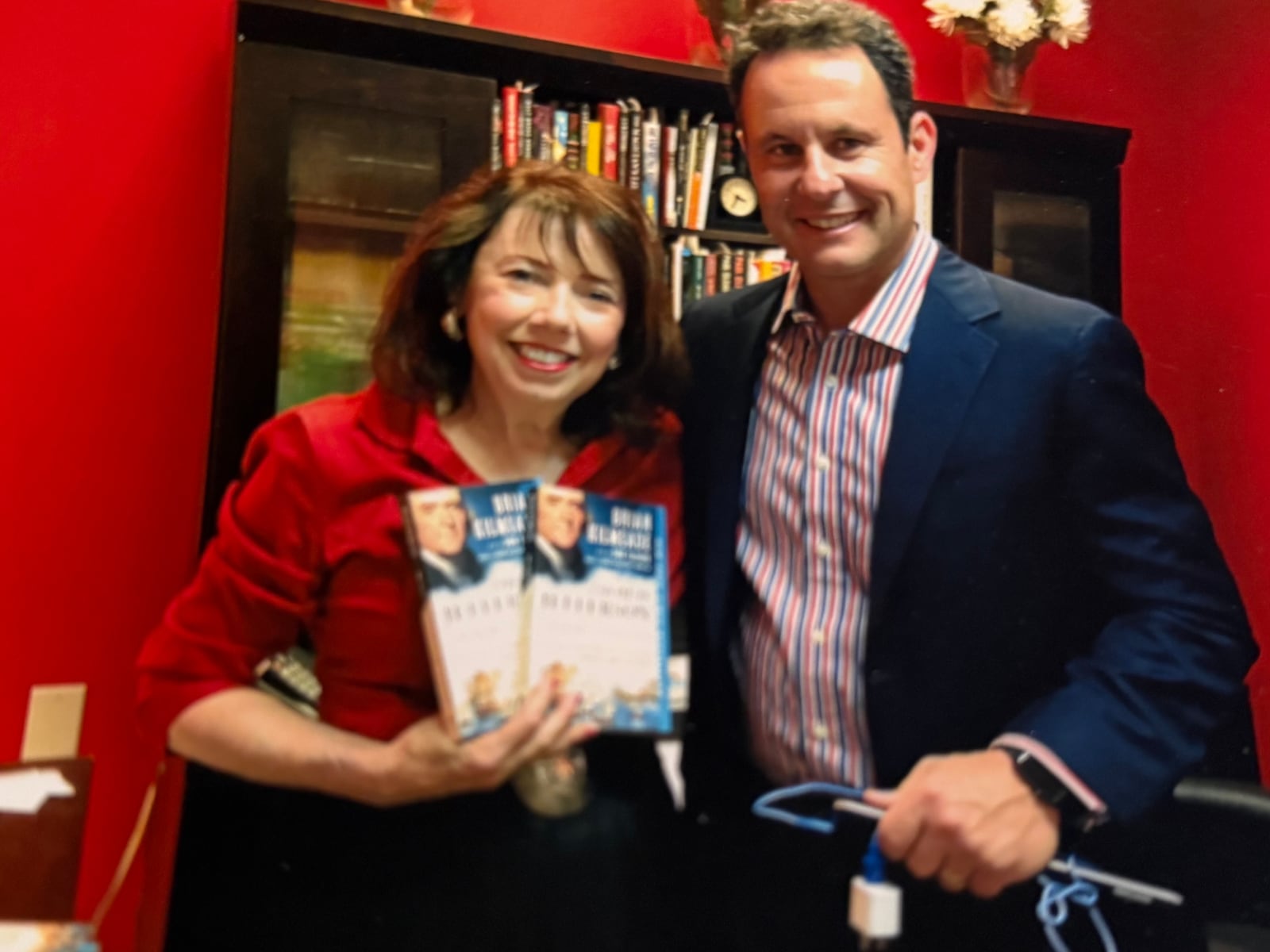 El explicador político Brian Kilmede visitó un libro y CO ha visitado un libro. Visitó la tienda para promocionar su libro en 2016, " Thomas Jefferson e Tryffol Pirates. "Contribución agregada