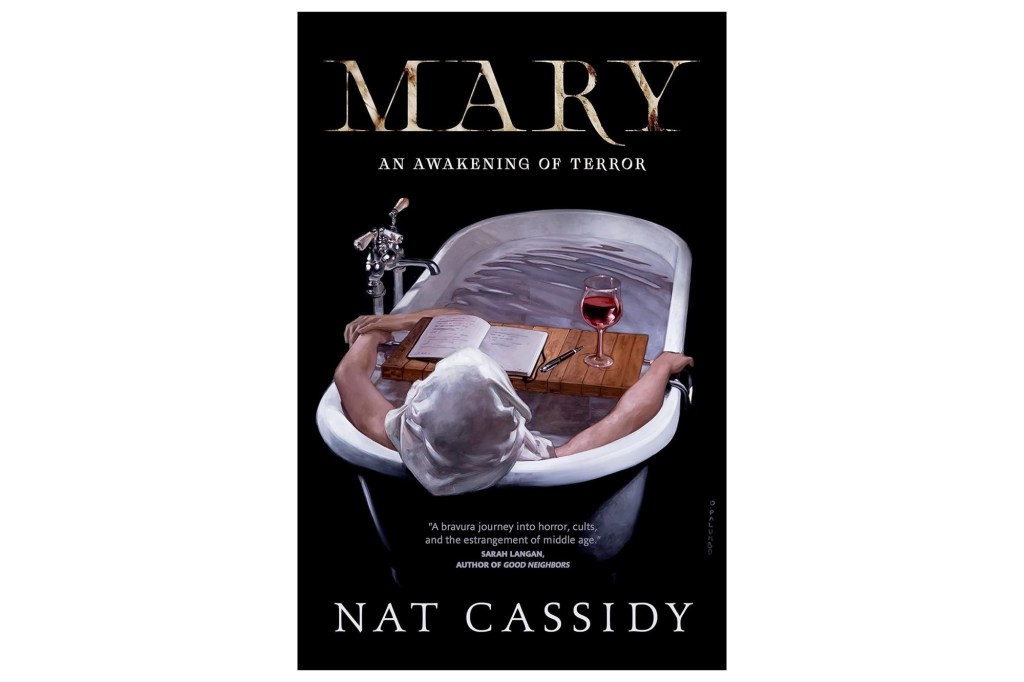La imagen de una persona con un libro, vino, vino, presión, precio. "María: Para despertar el terror." por Nat Cassidy.