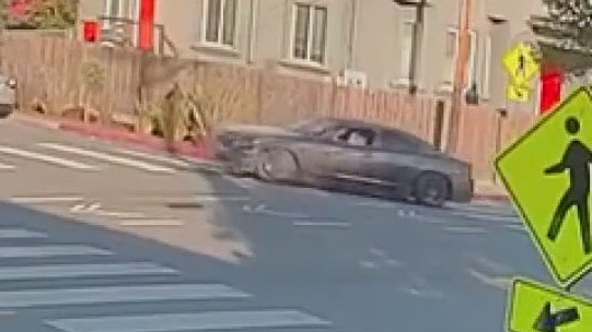 Conductor identificado después de un accidente en una escuela de Oakland
