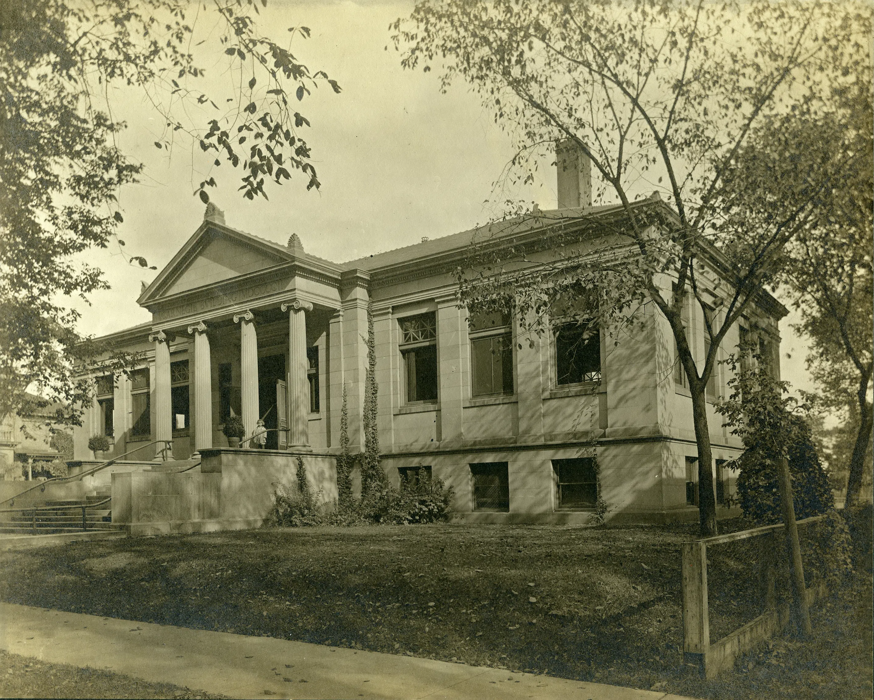 Un obsequio de Carnegie Corporation celebra el legado de las bibliotecas del condado de Brown