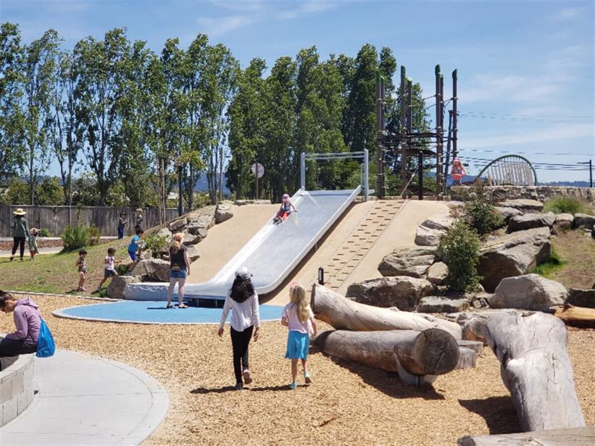 Alameda Post - Los niños juegan en el gran tobogán del parque Jean Sweeney.