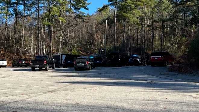 Esta foto muestra una gran presencia policial en un estacionamiento en 0;Lewiston Road (Ruta 202) en Gray, Maine, el 18 de noviembre de 2025.