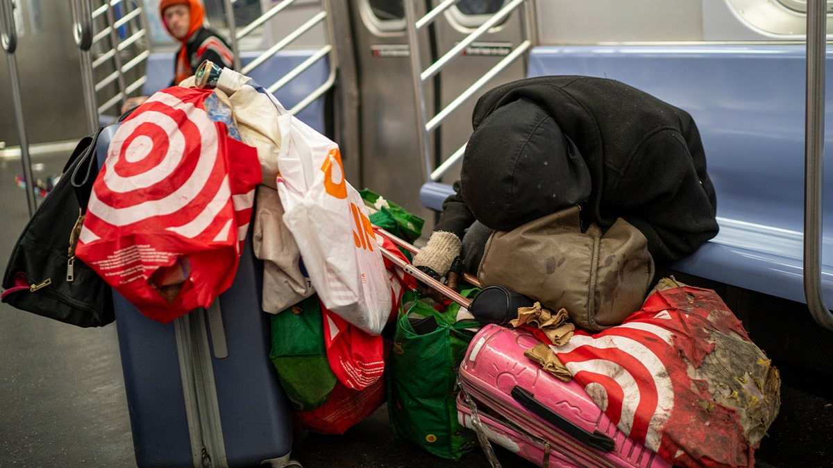un vagabundo con pertenencias en el metro