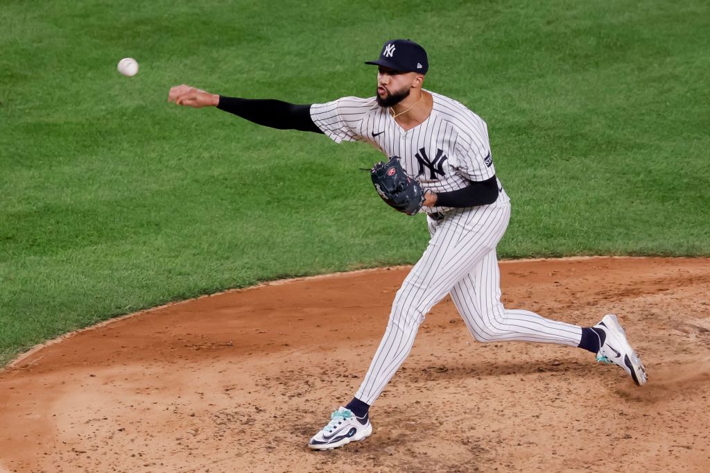 Pitkees de los Yankees de Nueva York Devin Willins Deviams realiza el lanzamiento.