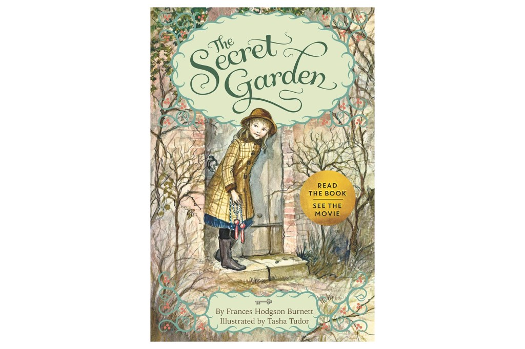 Imagen de portada del libro "jardín secreto," De pie frente a una elegante puerta rodeada de árboles desnudos y enredaderas, un joven con una chaqueta para la nieve y un sombrero sostiene la llave de una niña.
