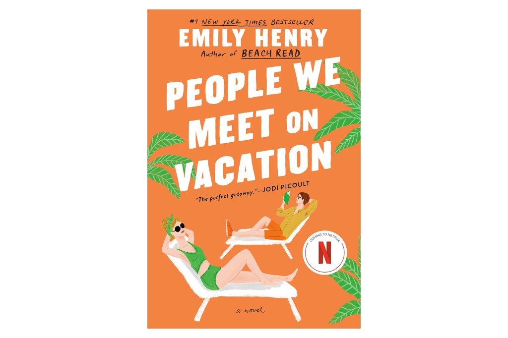 Imagen de portada del libro "Personas que conoces en vacaciones" Emily Henry, dos personas relajándose en sillones sobre un fondo naranja con hojas de palma.