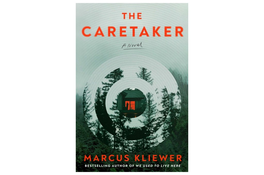 portada del libro "Cuidado" De Marcus Cleaver, muestra una casa en un bosque con un círculo concéntrico que se desvanece entre los árboles.