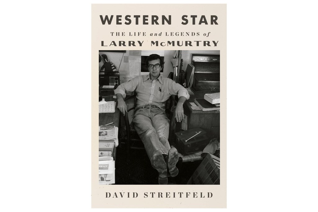 Carpeta "Western Star, La vida y leyendas de Larry McMurtry" David Streitfeld incluye una fotografía en blanco y negro de un hombre con gafas, camisa y jeans sentado con los pies en alto sobre una silla, rodeado de libros y objetos.