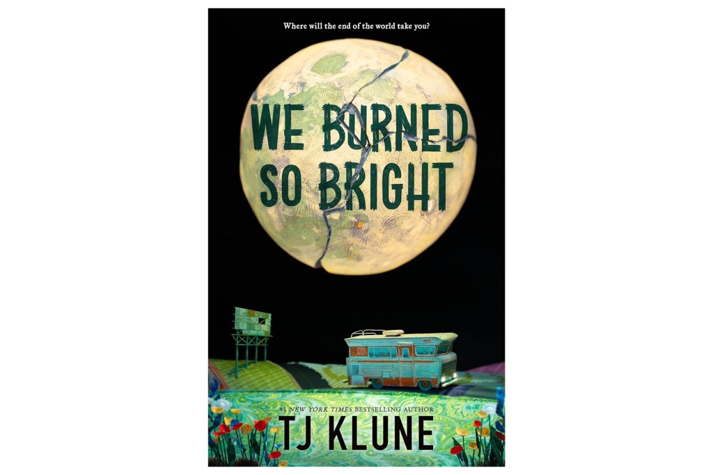 Imagen de portada del libro "Quemamos muy brillantemente" TJ Klune, Cracked Earth, que presenta una casa rodante y una pequeña casa con flores silvestres en primer plano.