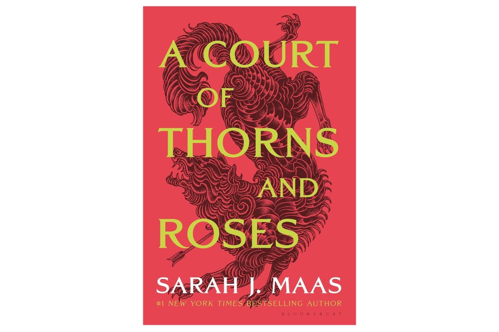 portada del libro "Un campo de espinas y rosas" Sara J. Maas con fondo rojo y texto verde que representa criaturas míticas.