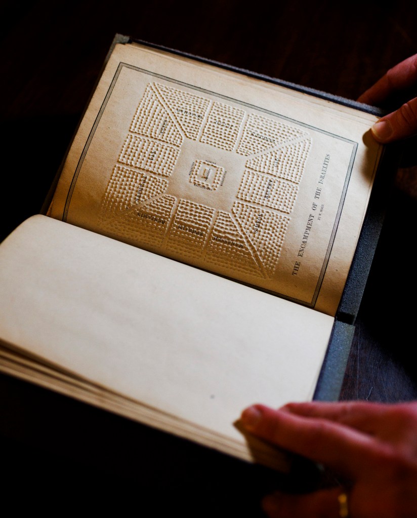 una pagina "Atlas bíblico de la luna.