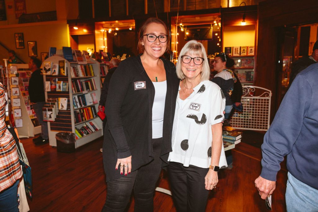 La propietaria de la librería Karen Emmerling y la empleada Alexa Butler