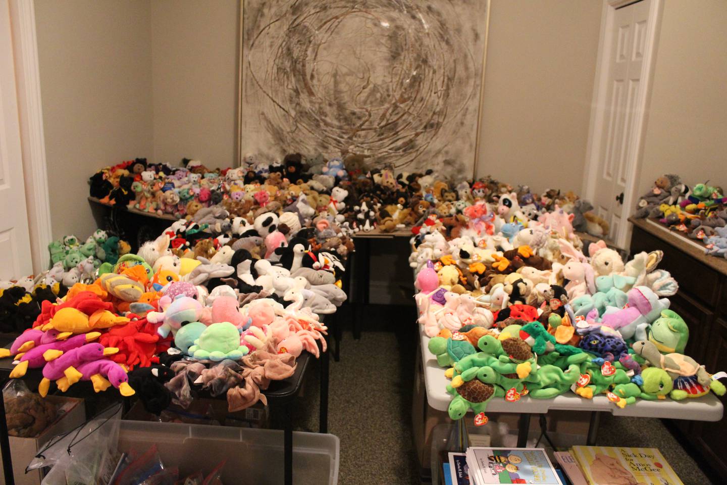 Parte de la colección de animales de peluche de Lynn Unterberg ocupa un sótano en Crystal Lake.