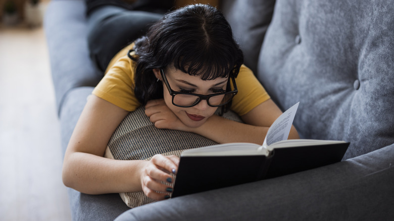 Mujer leyendo en el sofá
