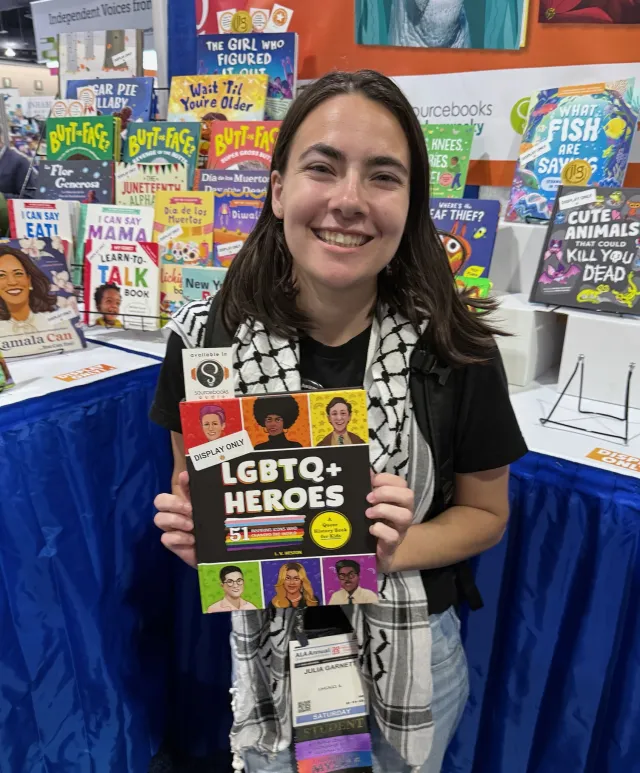 'Julia Garnett, 28 años, muestra libros prohibidos en una feria de bibliotecas.