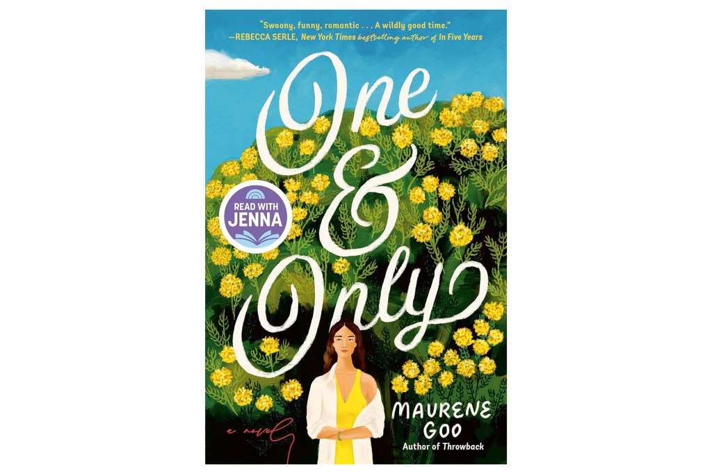 Imagen de portada del libro "Sólo uno" Maurene Goo como una mujer con una camisa amarilla y una blusa blanca parada en un campo de flores amarillas bajo un cielo azul.