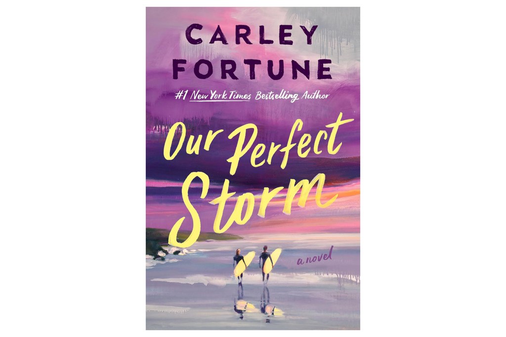 Imagen de portada del libro "Nuestra tormenta perfecta" Carly Fortune, con un cielo al atardecer y dos surfistas caminando en el agua.
