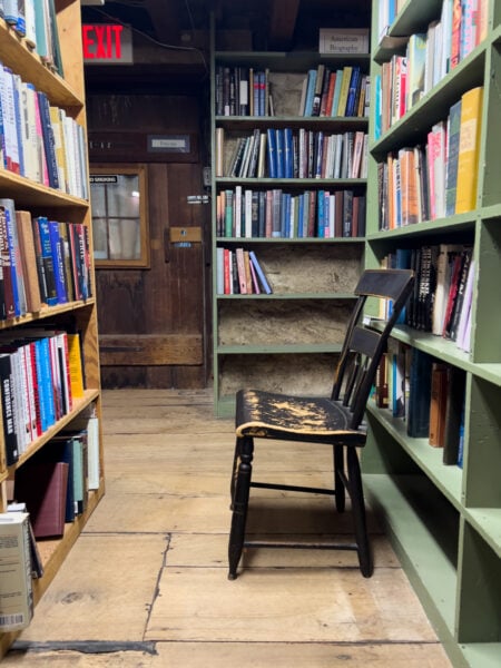 Sillas rodeadas de libros en Baldwin Book Barn en West Chester PA