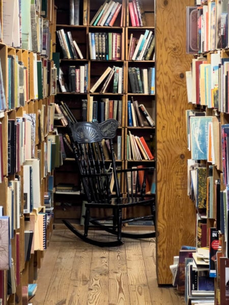 Una silla giratoria al final de una estantería en Baldwin's Book Barn en el sureste de Pensilvania