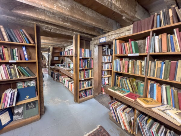Estantes llenos de libros en Baldwin's Book Barn en West Chester, Pensilvania