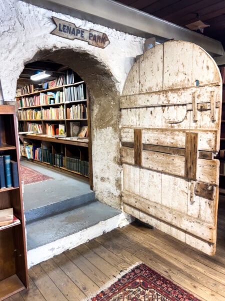Un muro de piedra y puertas de madera se abren con libros en el Baldwin Book Barn en el condado de Chester, EE.UU.
