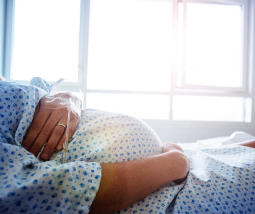 Un hombre embarazada en una cama de hospital