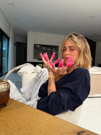 Tini Stoessel sale con una concha