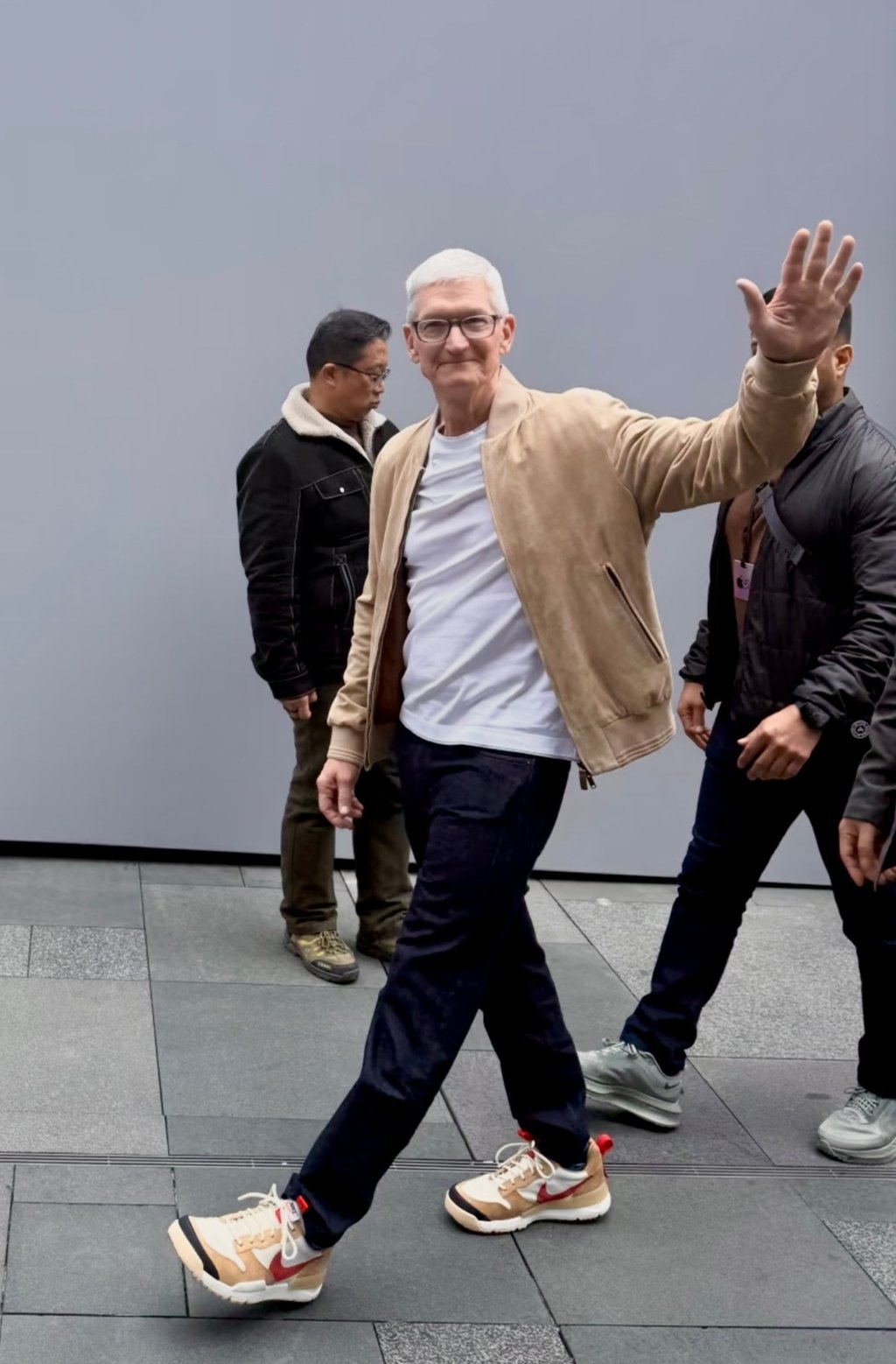 Como parte del evento del 50 aniversario de Apple, el director ejecutivo de Apple, Tim Cook, vino a China. Foto de : Weibo
