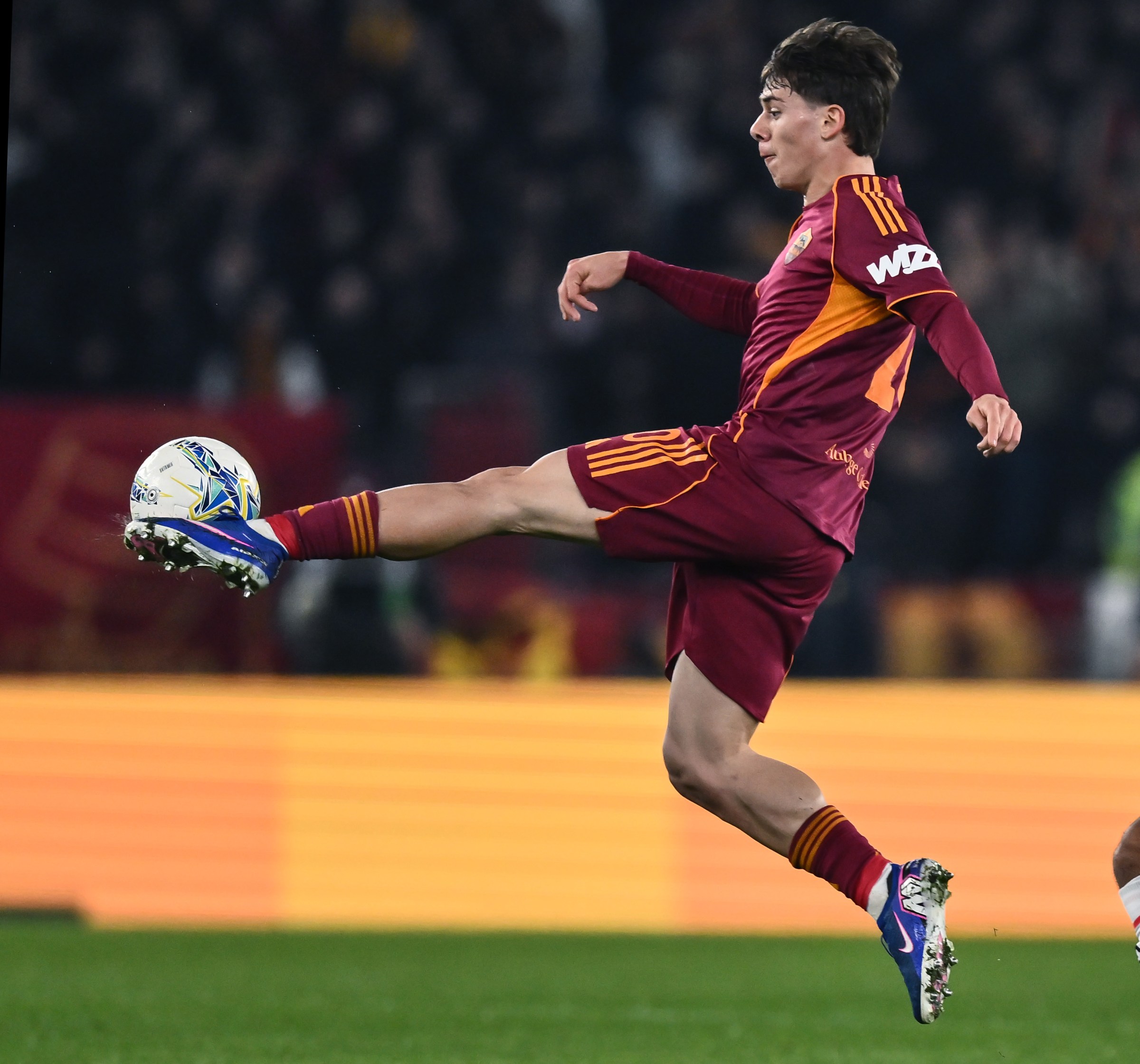 ROMA, ITALIA - 22 DE FEBRERO: Lorenzo Venturino de Roma juega durante el partido de Serie A entre AS Roma y US Cremonese en el Stadio Olimpico el 22 de febrero de 2026 en Roma, Italia. (Foto de Image Photo Agency/Getty Images)