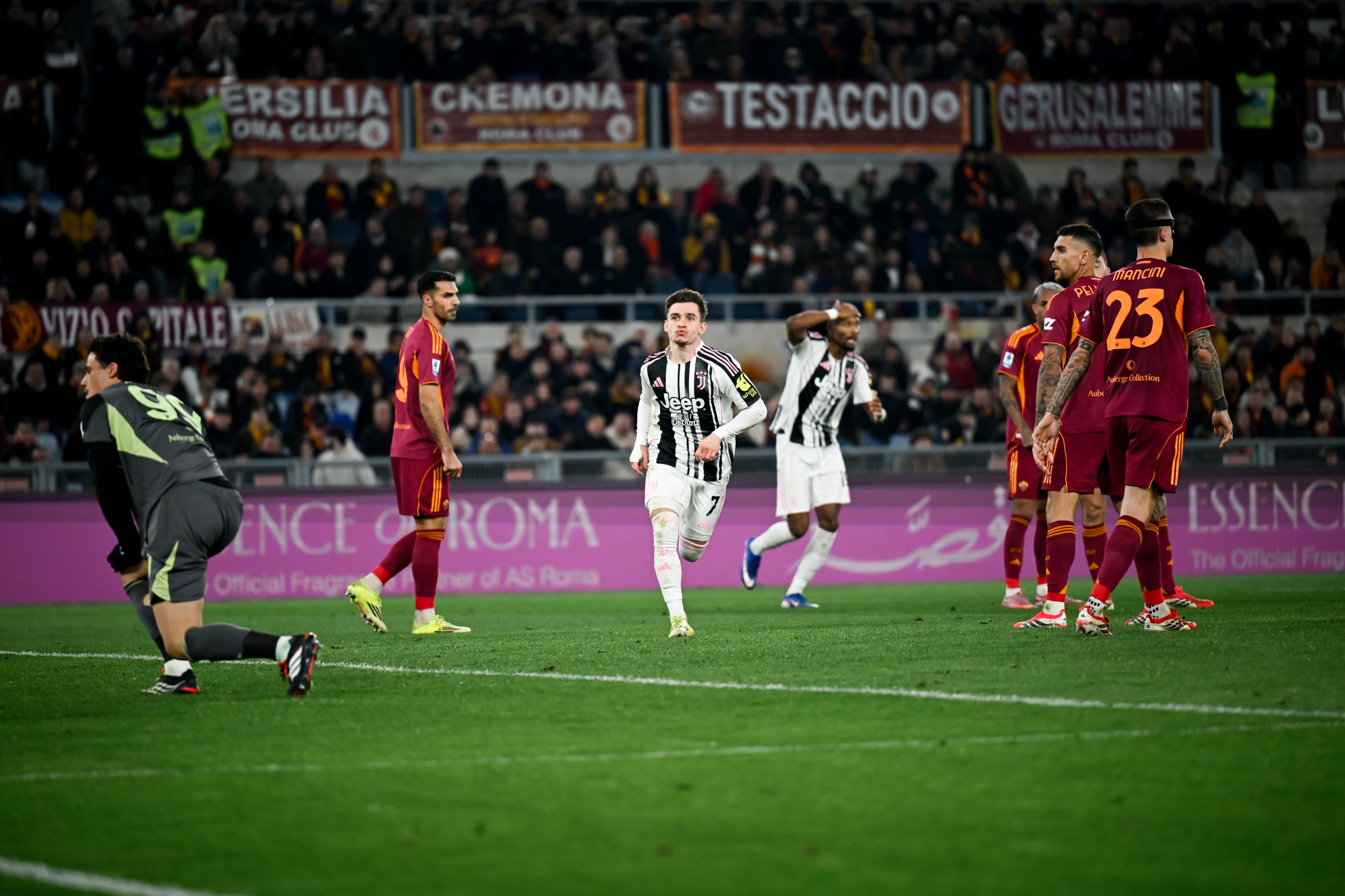 ROMA, ITALIA - 1 DE MARZO: Francisco Conceição de Juventus celebra un gol de 1-1 durante el partido de Serie A entre Roma y Juventus FC en el Stadio Olimpico el 1 de marzo de 2026 en Roma, Italia. (Foto de Daniele Badolato - Juventus FC/Juventus FC vía Getty Images)