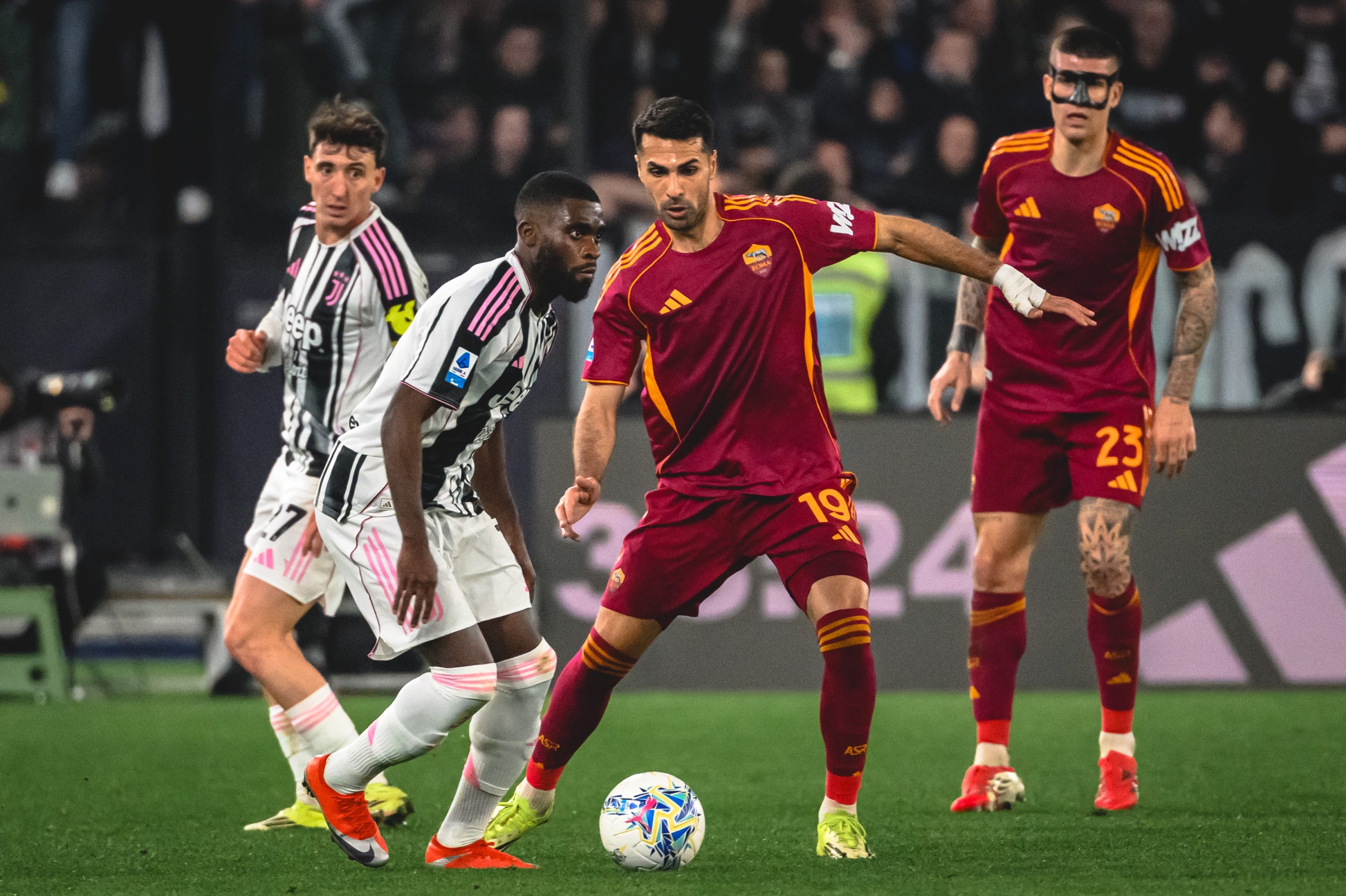 ROMA, ITALIA - 01 DE MARZO: Zeki Celik del AS Roma durante el partido de Serie A entre AS Roma y Juventus FC en el Stadio Olimpico el 01 de marzo de 2026 en Roma, Italia. (Foto de Luciano Rossi/AC Roma vía Getty Images)