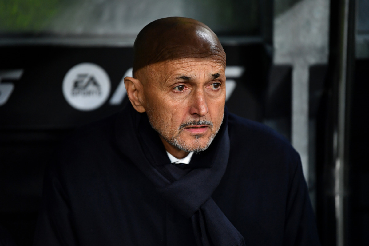 Luciano Spalletti observa