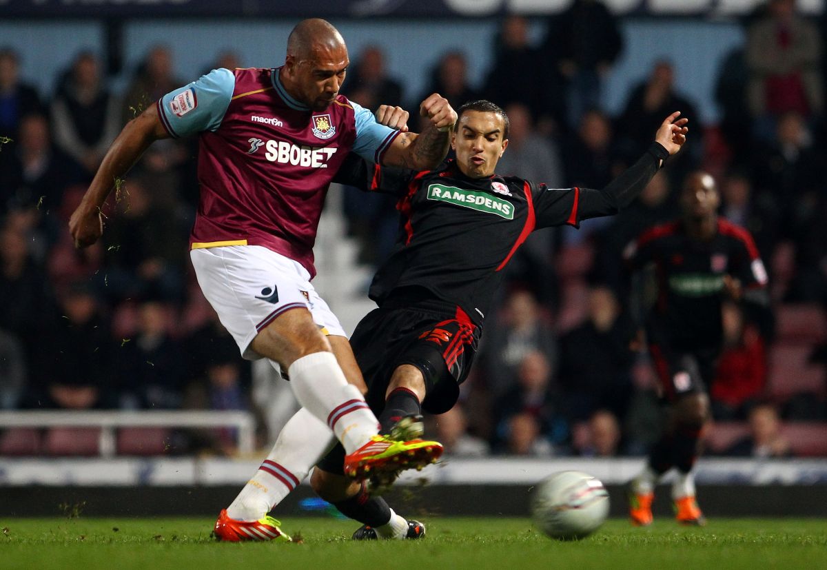 LONDRES, INGLATERRA - 20 DE MARZO: Seb Hines de Middlesbrough salva mientras Seb Hines de Middlesbrough intenta bloquear el balón durante el partido del campeonato de npower entre West Ham United y Middlesbrough en el Boleyn Ground el 20 de marzo de 2012 en Londres, Inglaterra. (Foto de Julian Finney/Getty Images)