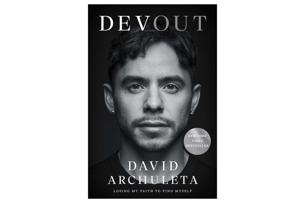 portada del libro "un devoto" David Archuleta presenta una fotografía en blanco y negro del rostro de Archuleta.