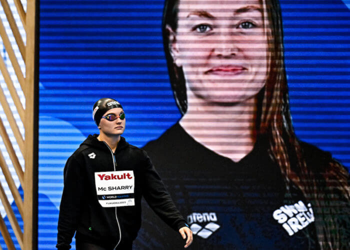 La irlandesa Mona McSharry se prepara para competir en la semifinal femenina de 100 m braza durante el 20.º Campeonato Mundial de Acuáticos FINA en Marine Messe Hall A el 24 de julio de 2023 en Fukuoka, Japón.